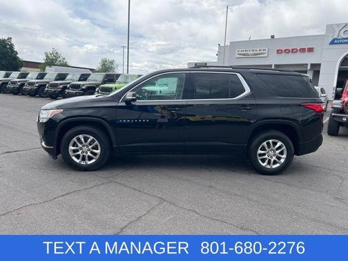 Mosaic Black Metallic 2021 Chevrolet Traverse LT Cloth