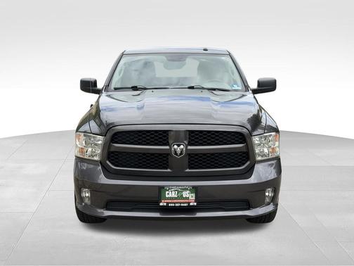 Brilliant Black Crystal Pearlcoat 2018 RAM 1500 Express