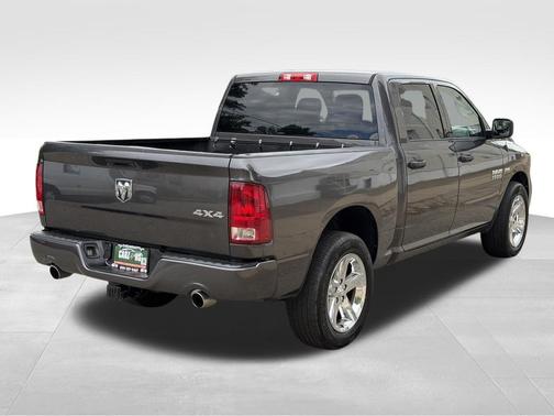 Brilliant Black Crystal Pearlcoat 2018 RAM 1500 Express