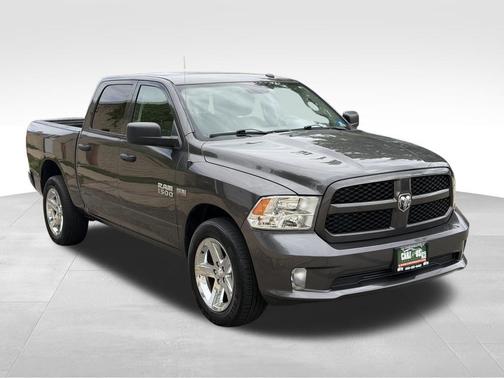 Brilliant Black Crystal Pearlcoat 2018 RAM 1500 Express