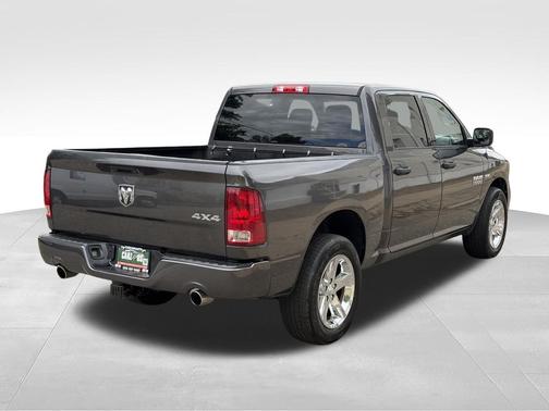 Brilliant Black Crystal Pearlcoat 2018 RAM 1500 Express