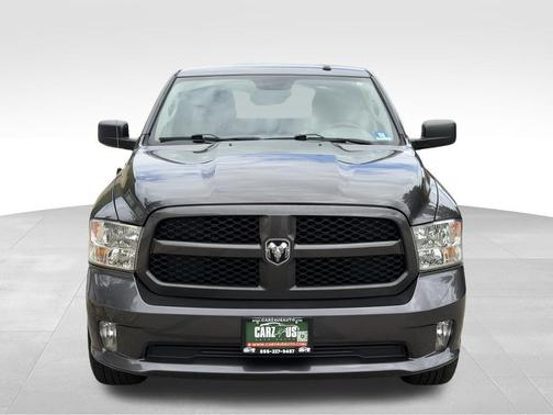 Brilliant Black Crystal Pearlcoat 2018 RAM 1500 Express