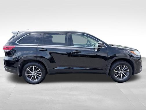 Midnight Black Metallic 2017 Toyota Highlander XLE
