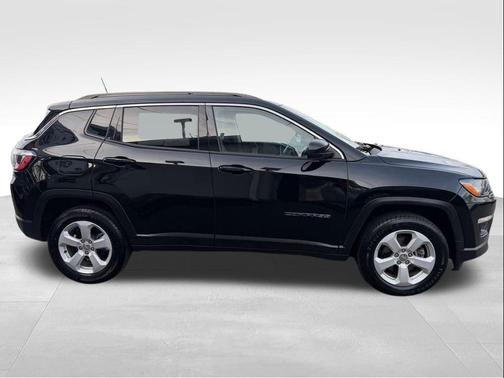 Diamond Black Crystal Pearlcoat 2019 Jeep Compass Latitude
