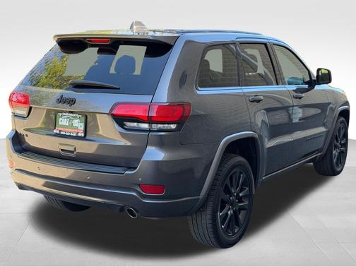 Granite Crystal Metallic Clearcoat 2017 Jeep Grand Cherokee Altitude