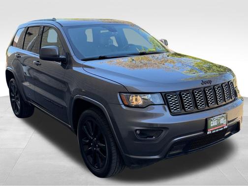 Granite Crystal Metallic Clearcoat 2017 Jeep Grand Cherokee Altitude