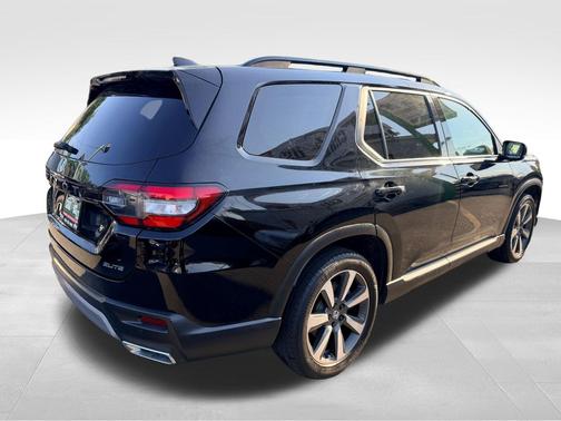 Crystal Black Pearl 2024 Honda Pilot Elite