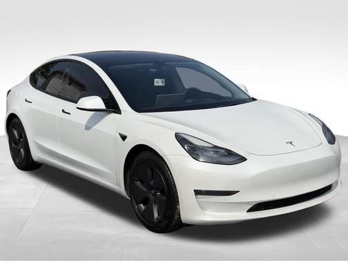 Pearl White Multi-Coat 2022 Tesla Model 3 Standard Range