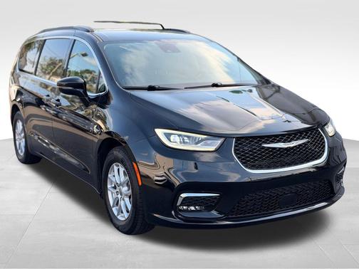 Brilliant Black Crystal Pearlcoat 2022 Chrysler Pacifica Touring L