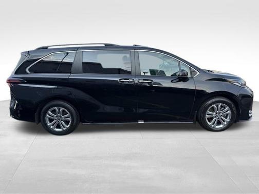 2022 Toyota Sienna XSE 7 Passenger