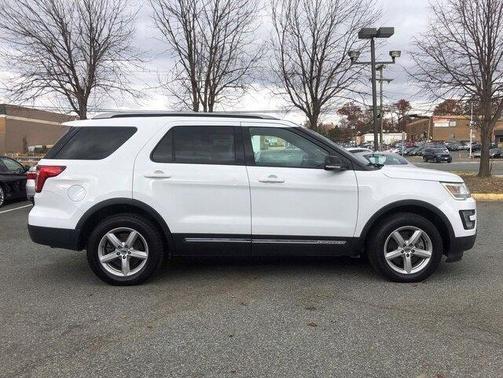 Photo 4 of 35 of 2017 Ford Explorer XLT