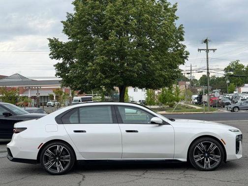 White 2023 BMW 760 760i xDrive