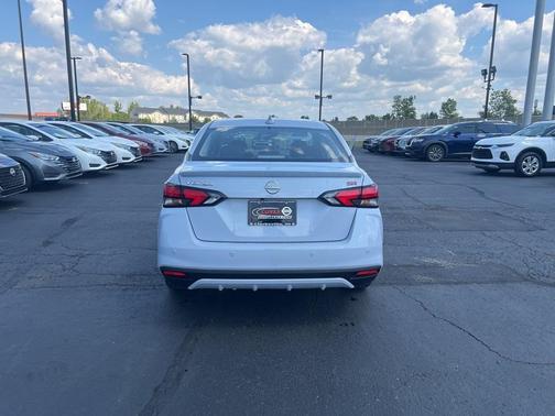 2025 Nissan Versa 1.6 SR