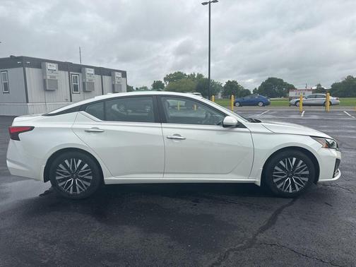 White 2024 Nissan Altima 2.5 SV