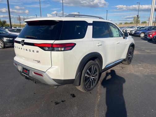 2025 Nissan Pathfinder Platinum