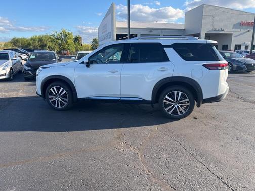 2025 Nissan Pathfinder Platinum