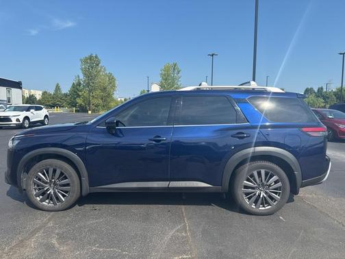 2022 Nissan Pathfinder SL