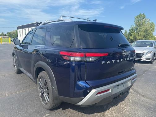2022 Nissan Pathfinder SL