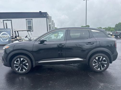 Super Black 2025 Nissan Kicks SV