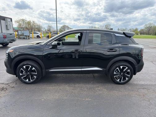 Super Black 2025 Nissan Kicks SV