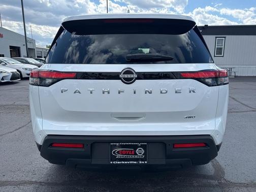 2025 Nissan Pathfinder SV