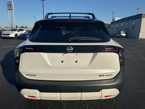 2t Wht Blk Roof 2026 Nissan Kicks SR