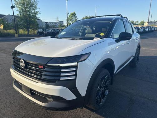 2t Wht Blk Roof 2026 Nissan Kicks SR