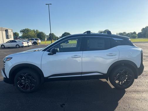 2t Wht Blk Roof 2026 Nissan Kicks SR
