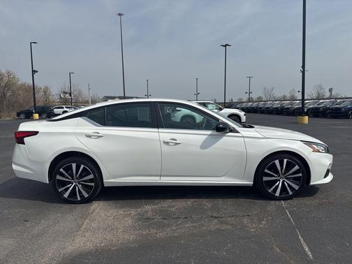 White 2022 Nissan Altima 2.5 SR