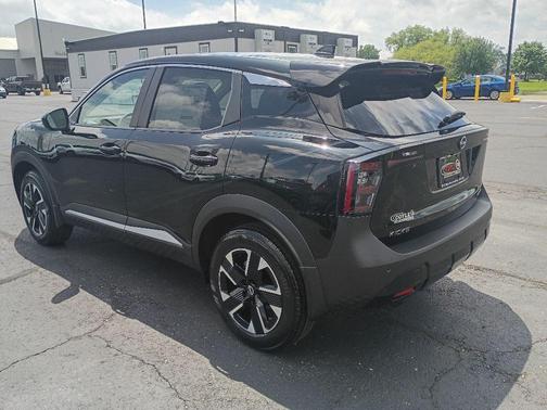 Super Black 2025 Nissan Kicks SV