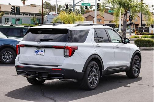 Star White Metallic Tri-Coat 2026 Ford Explorer ST-Line