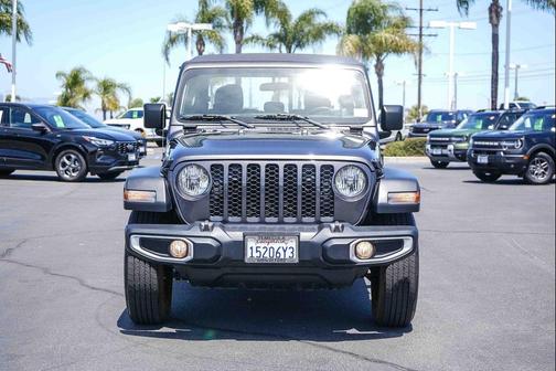 Granite Crystal Metallic Clearcoat 2023 Jeep Gladiator Sport