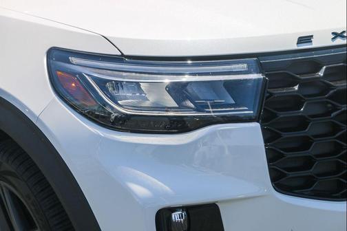 Star White Metallic Tri-Coat 2026 Ford Explorer ST-Line