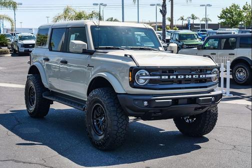 Desert Sand 2026 Ford Bronco Outer Banks