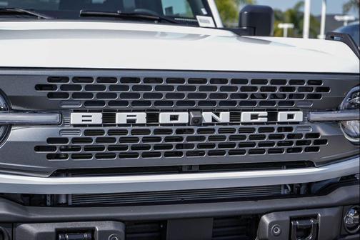 Oxford White 2026 Ford Bronco Badlands
