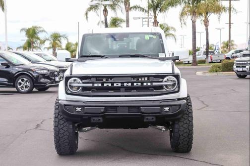Oxford White 2026 Ford Bronco Outer Banks