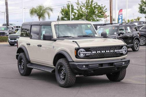 Desert Sand 2026 Ford Bronco Outer Banks