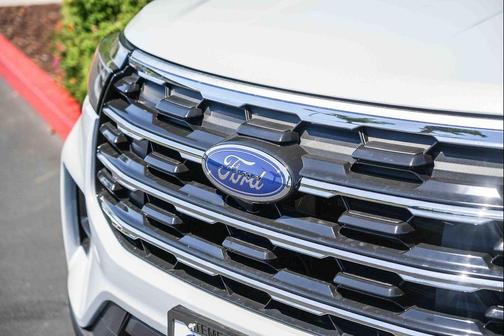 Space White Metallic 2026 Ford Explorer Active w/200A Pkg
