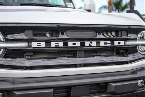 Oxford White 2026 Ford Bronco Outer Banks