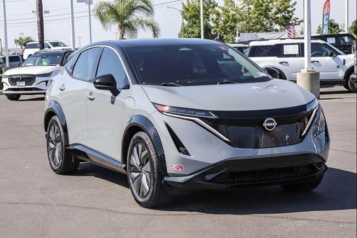 Boulder Gray Pearl/Black Diamond Pearl 2024 Nissan ARIYA ENGAGE