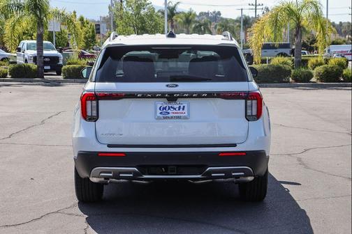 Star White Metallic Tri-Coat 2026 Ford Explorer Active