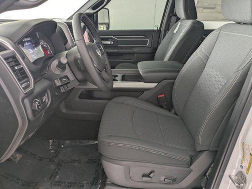 Bright White Clearcoat 2026 RAM 2500 Big Horn Crew Cab 4x4 6'4' Box