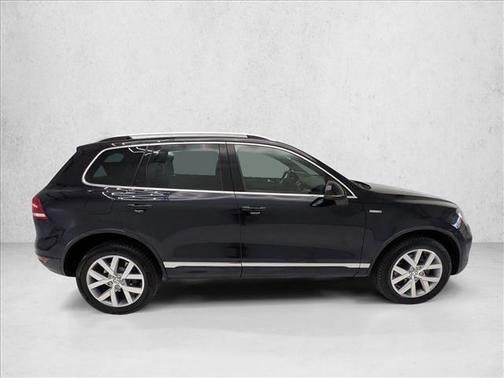 Moonlight Blue Pearl 2014 Volkswagen Touareg X