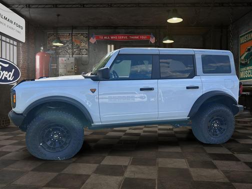 Oxford White 2026 Ford Bronco Badlands