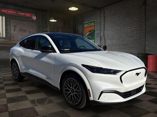 Star White Metallic Tri-Coat 2026 Ford Mustang Mach-E Premium