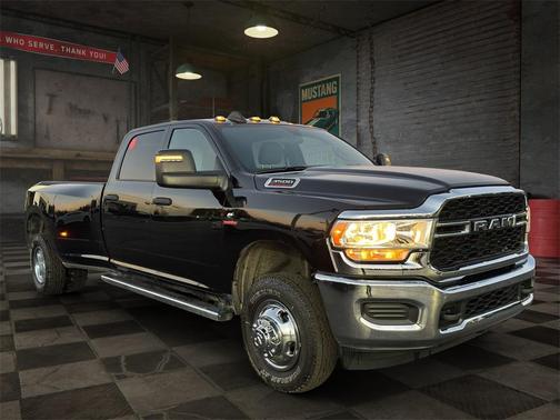 2024 RAM 3500 Tradesman Crew Cab 4x4 8' Box