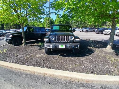 Black Clear-Coat Exterior Paint 2026 Jeep Wrangler 4-Door Sahara 4x4