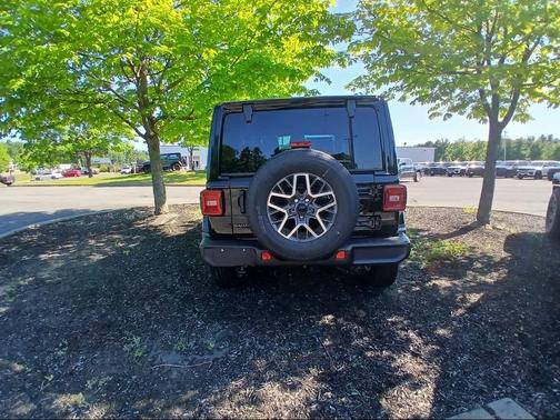 Black Clear-Coat Exterior Paint 2026 Jeep Wrangler 4-Door Sahara 4x4