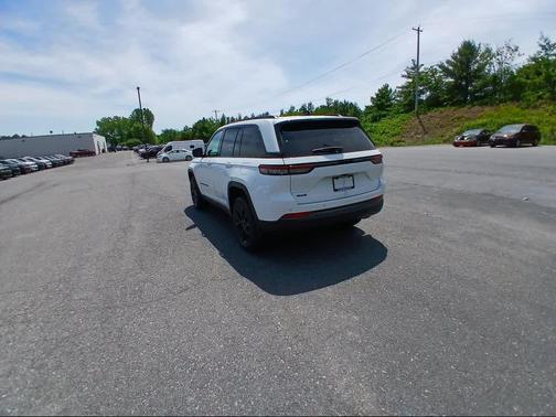 Bright White Clear-Coat Exterior Paint 2026 Jeep Grand Cherokee Altitude