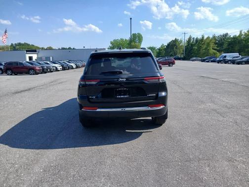 Diamond Black Crystal Pearl-Coat Exterior Paint 2026 Jeep Grand Cherokee Altitude